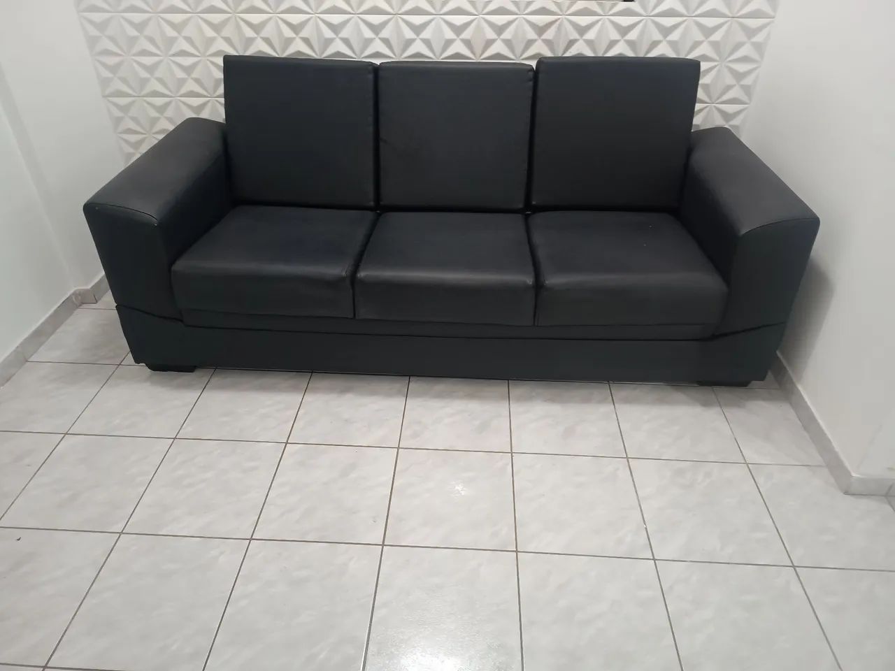 Sofá três lugares em corino 