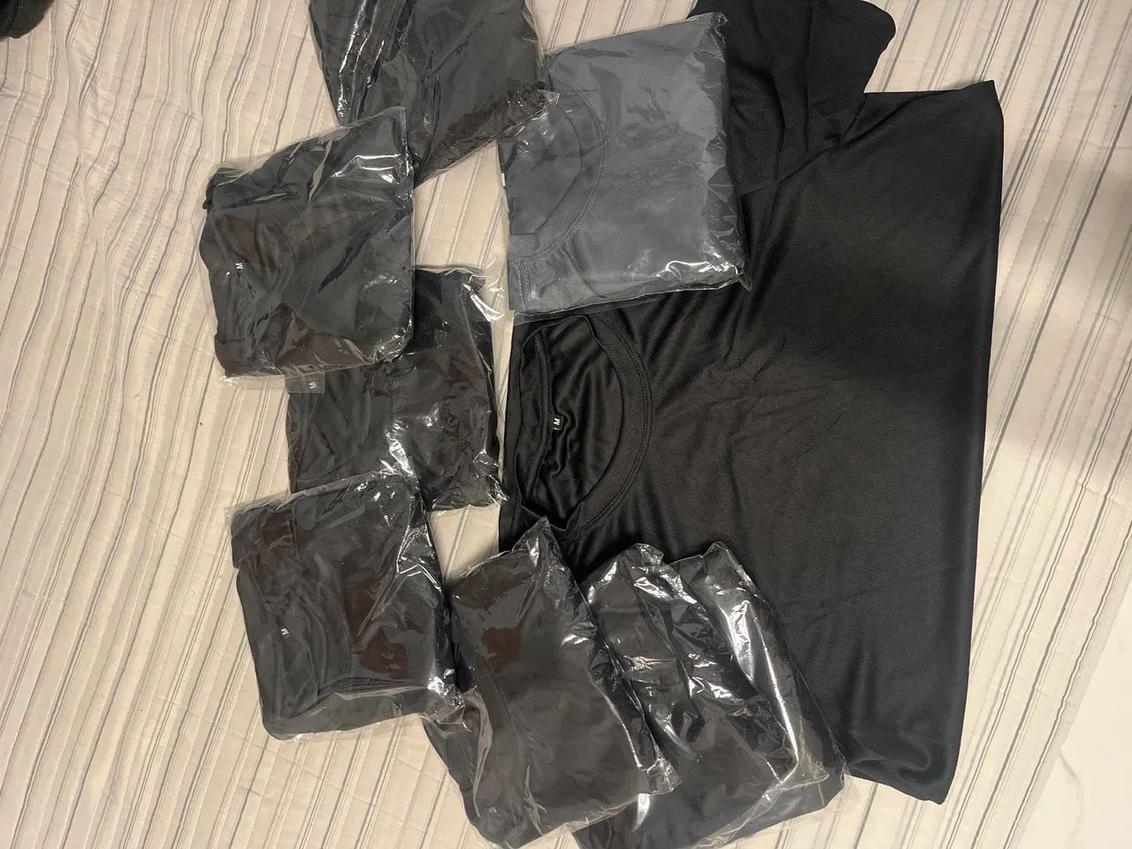 8 blusas preta dryfit e uma cinza por 100