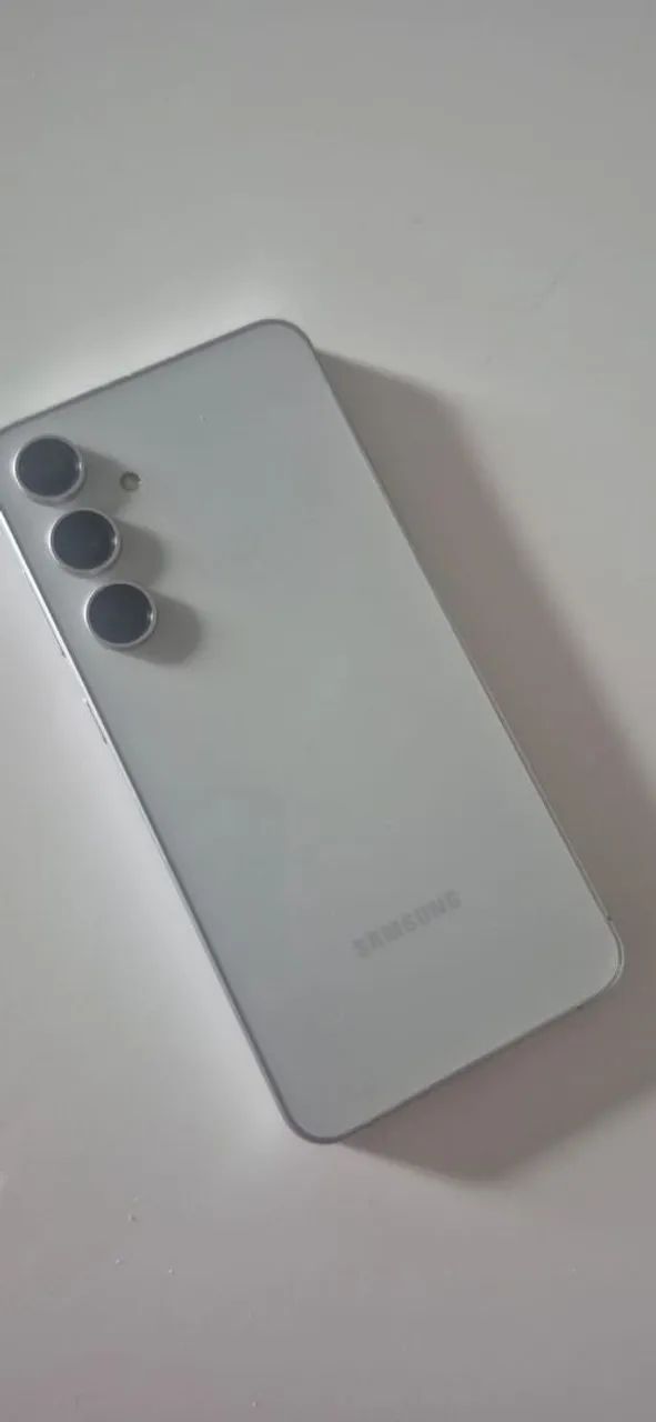 Celular Galaxy 24 FE.