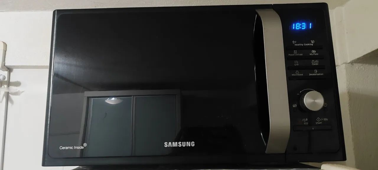 Micro-ondas Samsung Ceramic Inside preto, excelente estado e funcionando perfeitamente.
