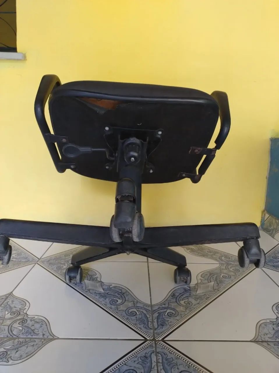 Black Swivel Office Chair with Height Adjustment and Backrest65082344152579125