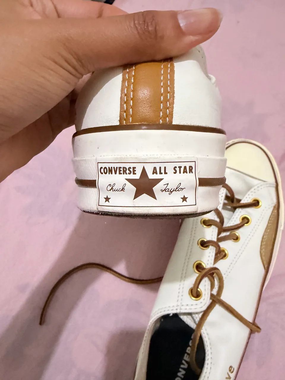 Converse couro branco e marrom com detalhes dourados - Foto 3
