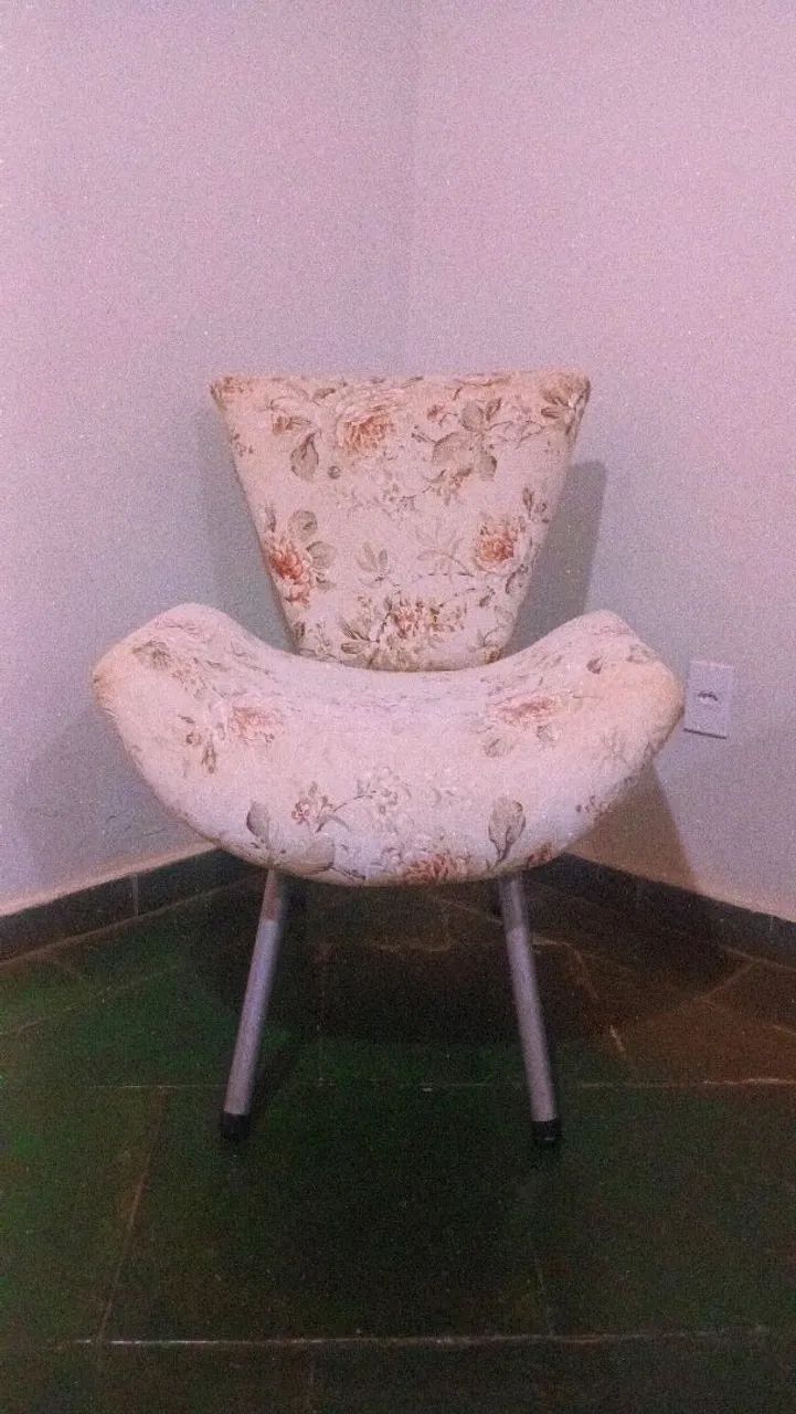 Par de Poltronas Estofadas Florais - Higienizadas e em Ótimo estado.  - Foto 3