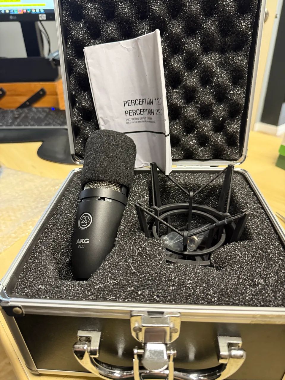 Novinho! Microfone AKG P220 Condensador Profissional - Zerado +