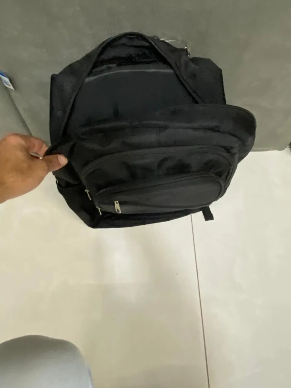 Mochila preta básica com alça em cabo de aço - Foto 4