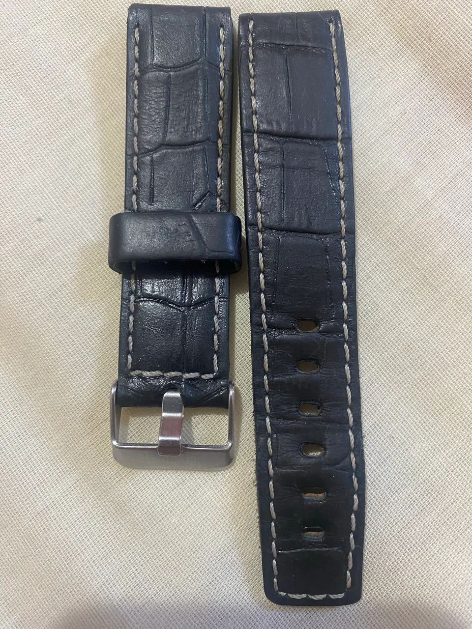 Pulseira em couro legítimo cor preta.