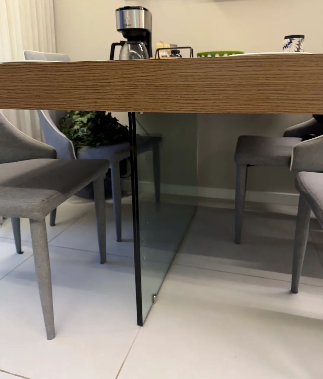 Mesa de jantar em marcenaria com base em vidro - 140 × 100 cm - Foto 2