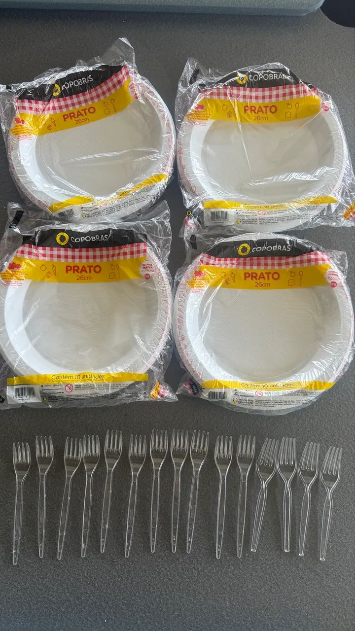 Pratos e garfos descartáveis 