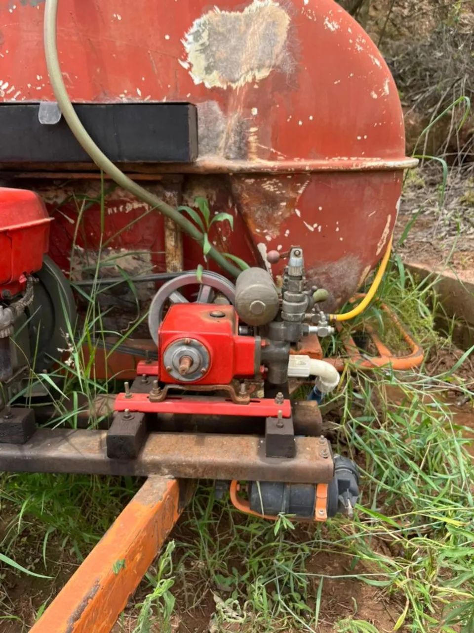 Vende-se glastanque com 2000 litros de carreta 
