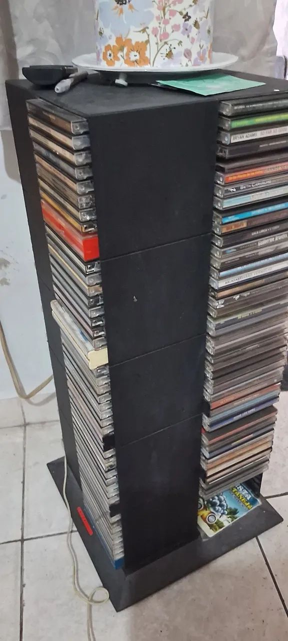 Porta CDs/ DVDs  giratória. 