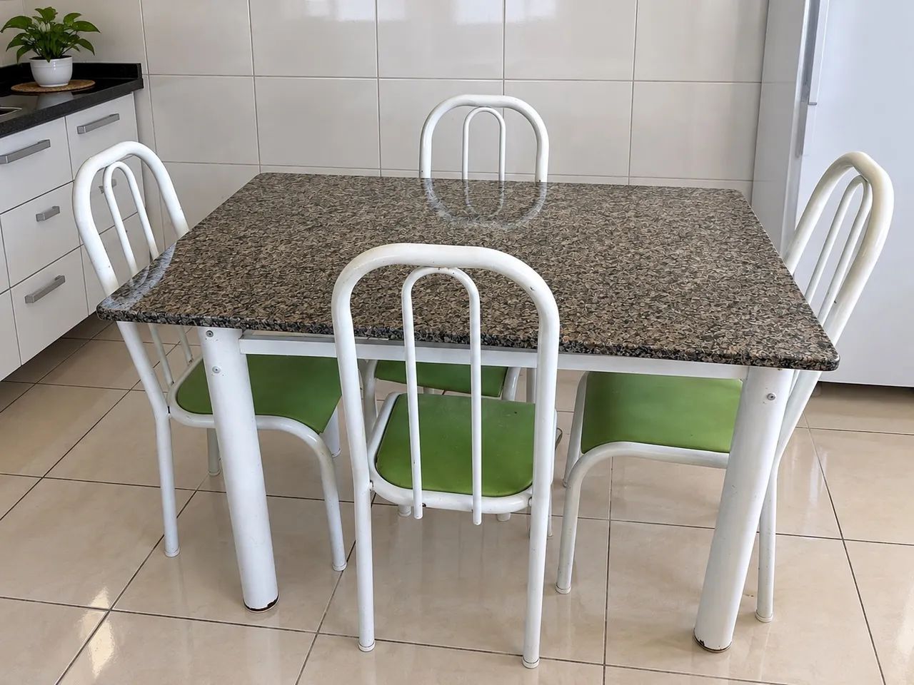 Mesa com 4 cadeiras