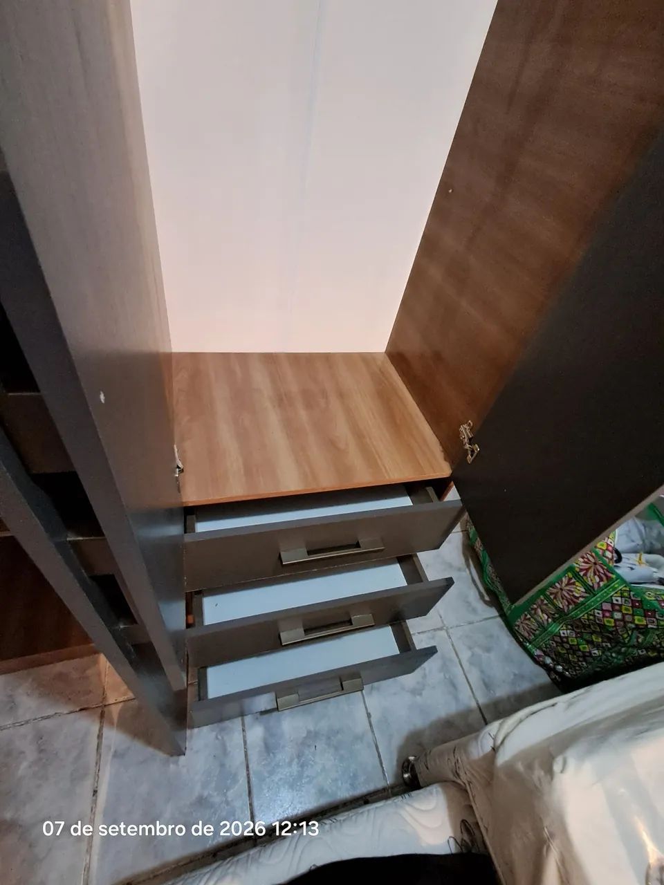Guarda-roupa de solteiro quatro portas 3 gavetas - Foto 4