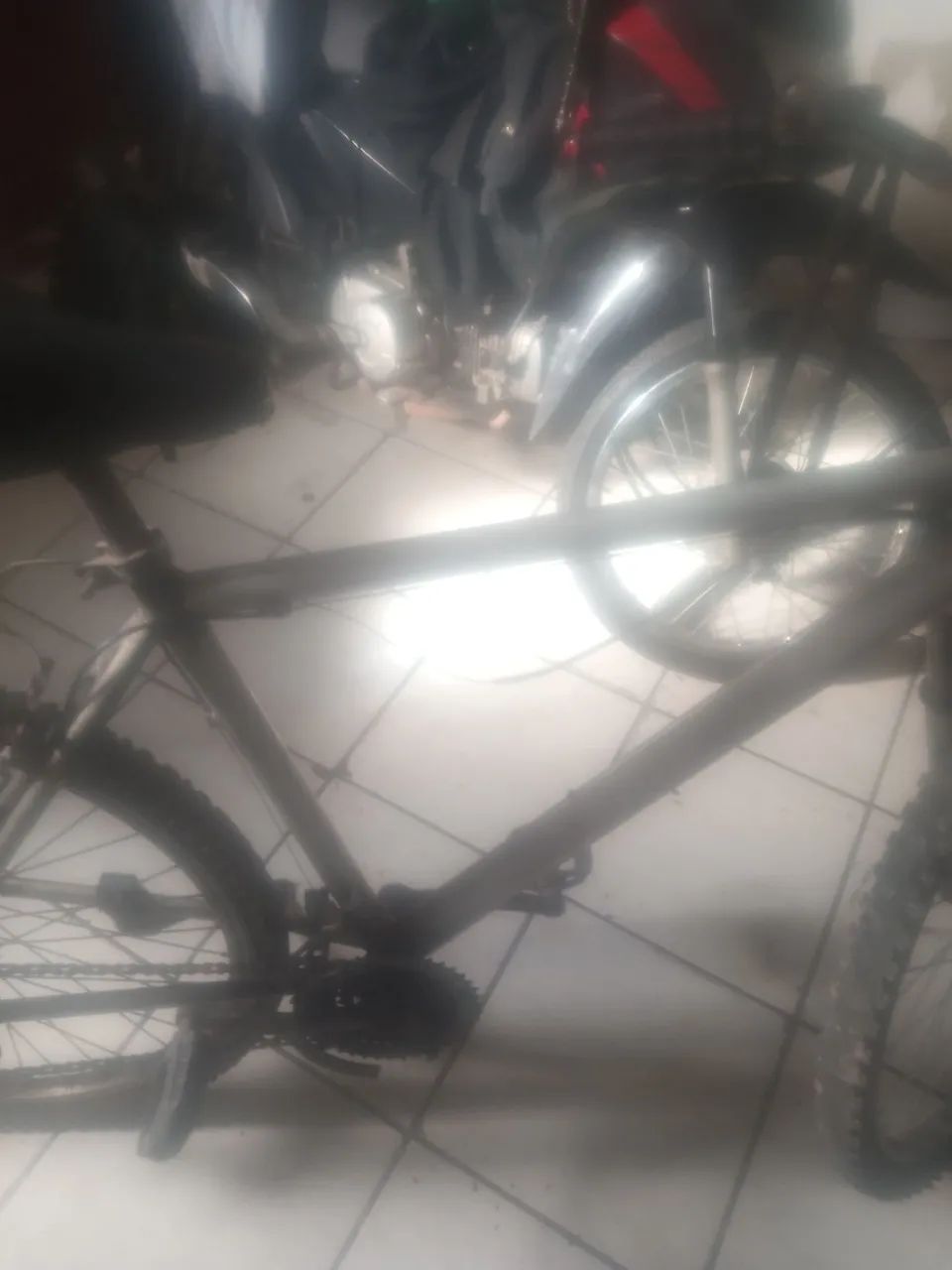 A bicicleta semi nova da andar nela tá botando os pneu - Foto 5