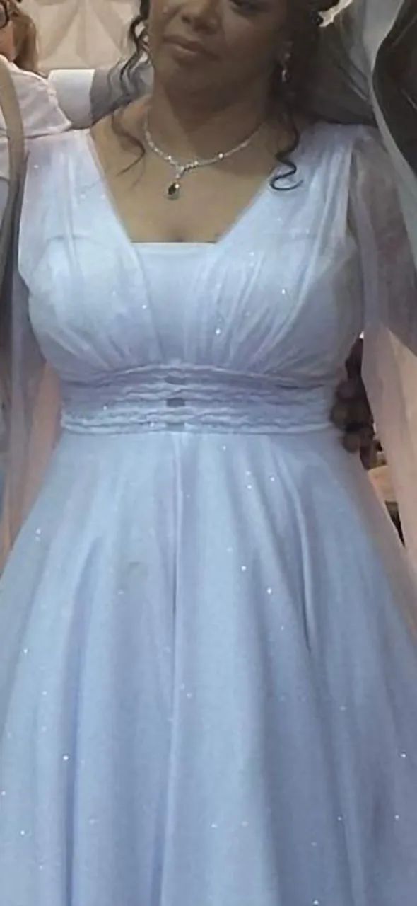 Vestido de noiva e alguns acessórios de casamento 