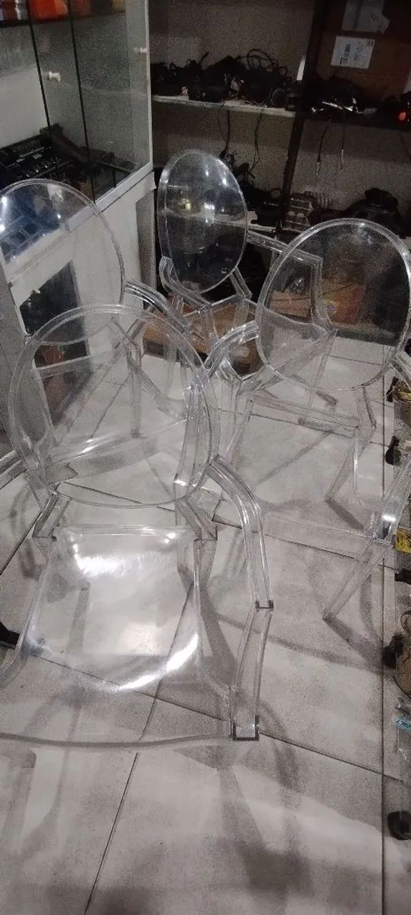4 cadeiras em acrílico transparente 