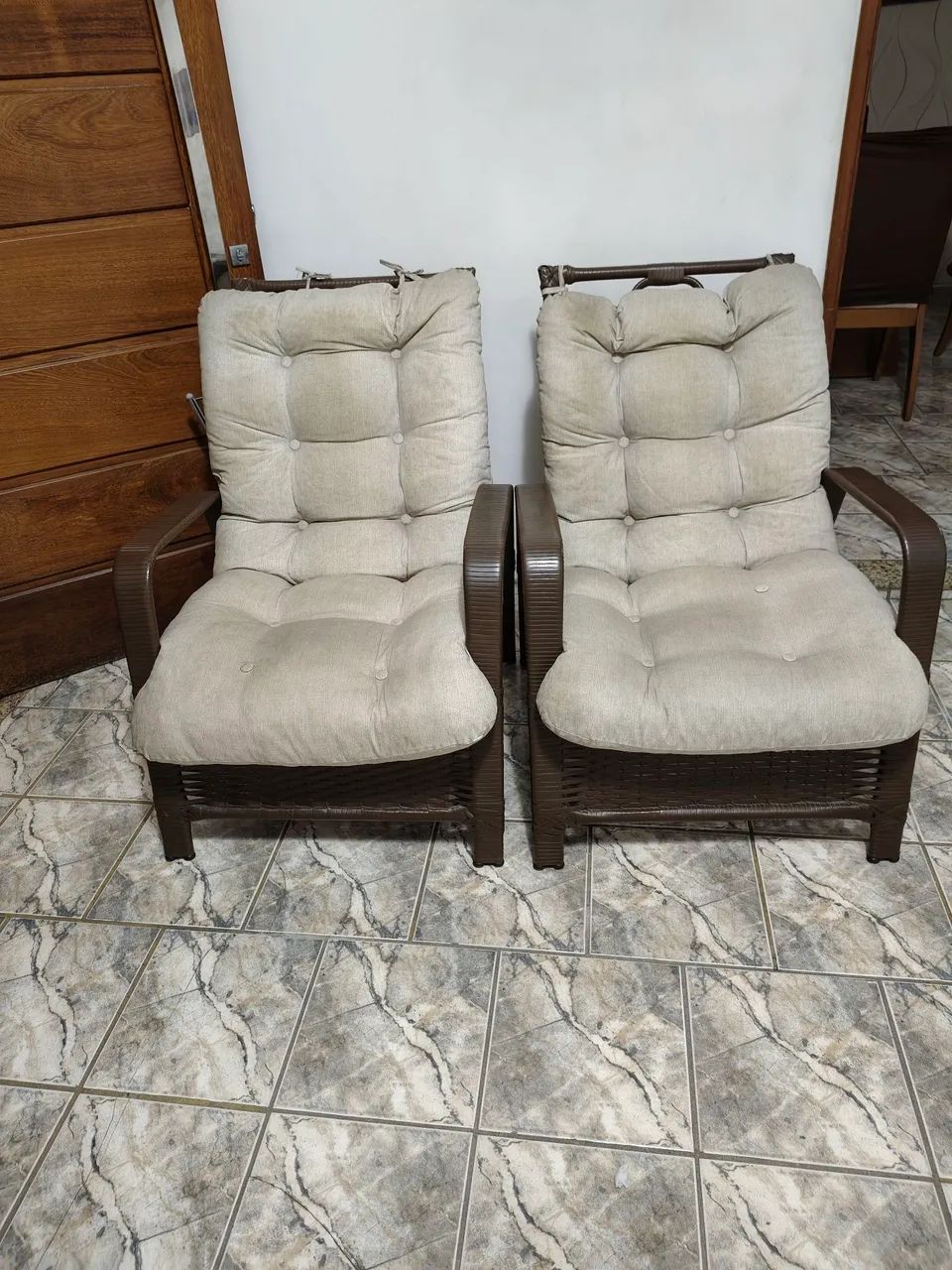 VENDO Duas Cadeiras pra Sala ou varanda 