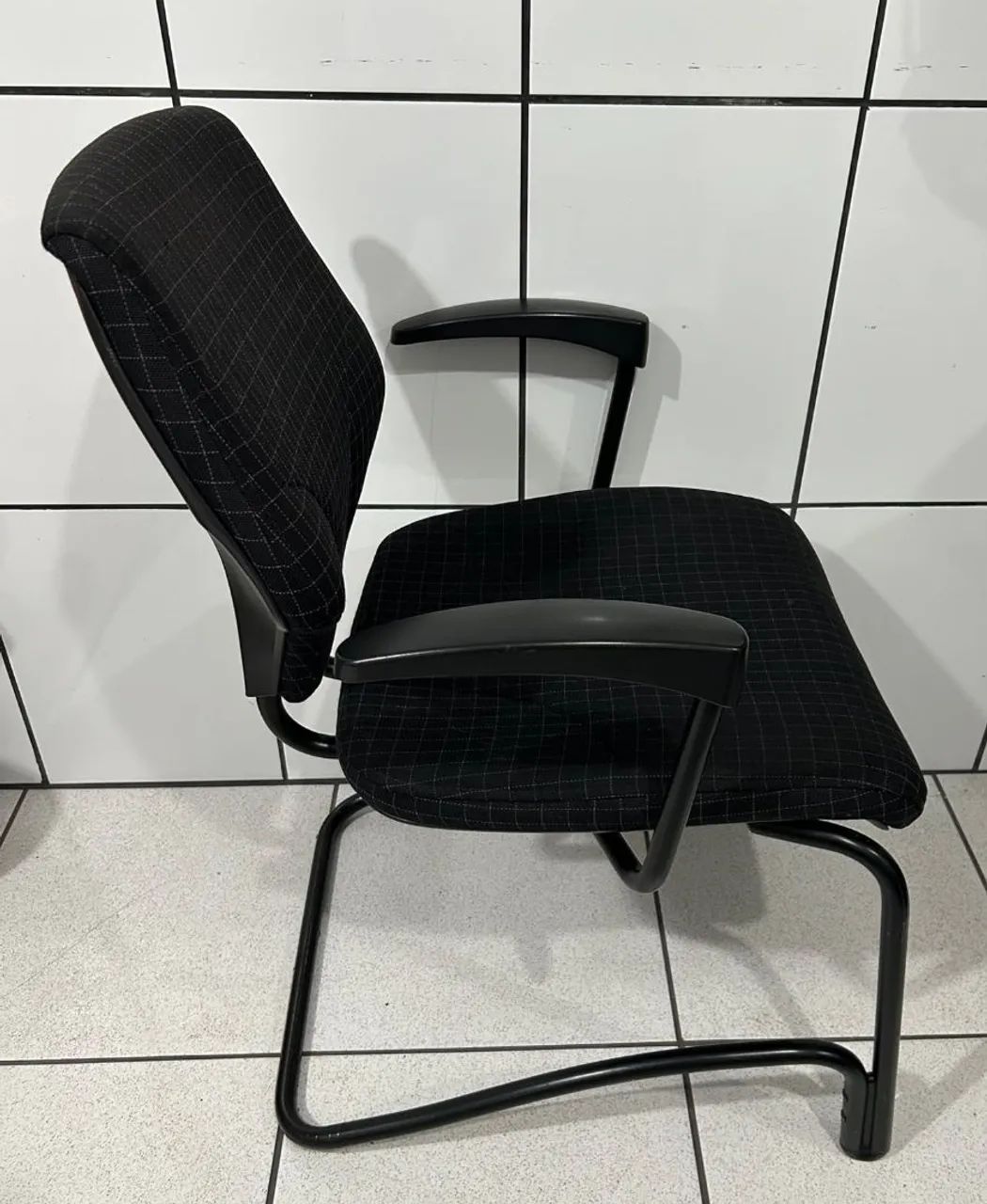 Vendo cadeiras Giroflex fixas  - Foto 2