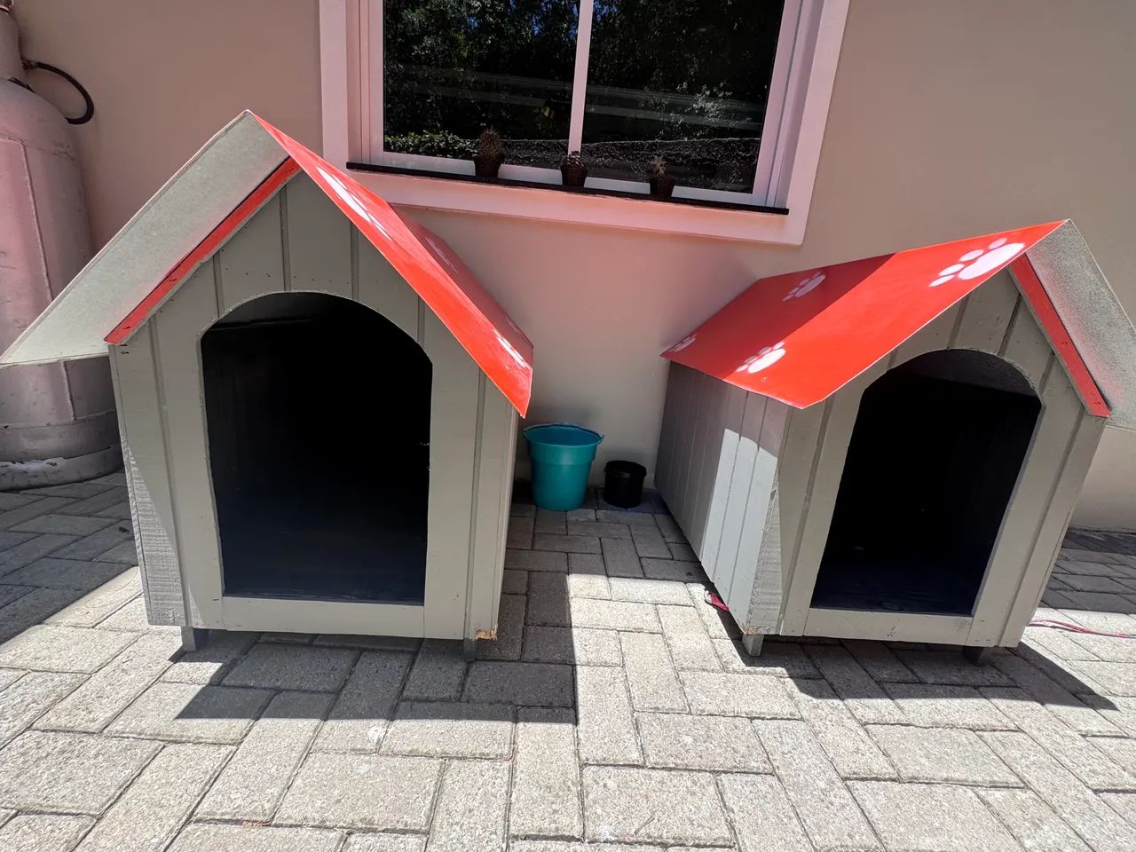 Duas casinhas de cachorro tamanho grande 