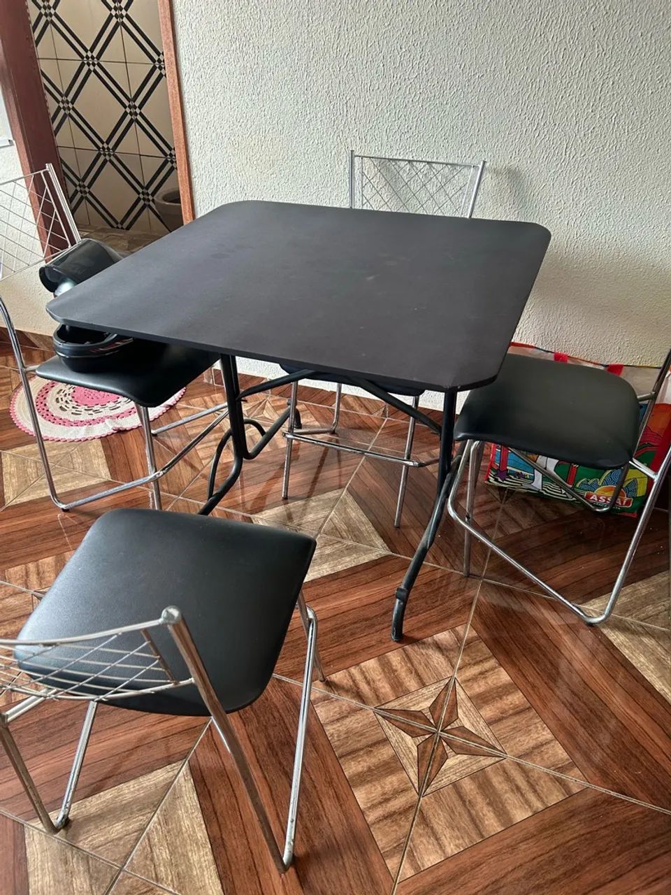 Mesa com 4 cadeiras 