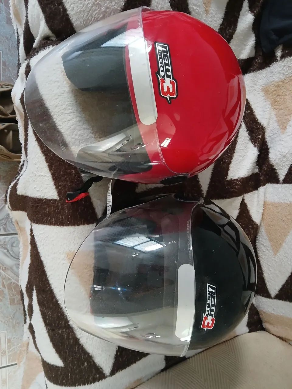 Capacete semi novo .