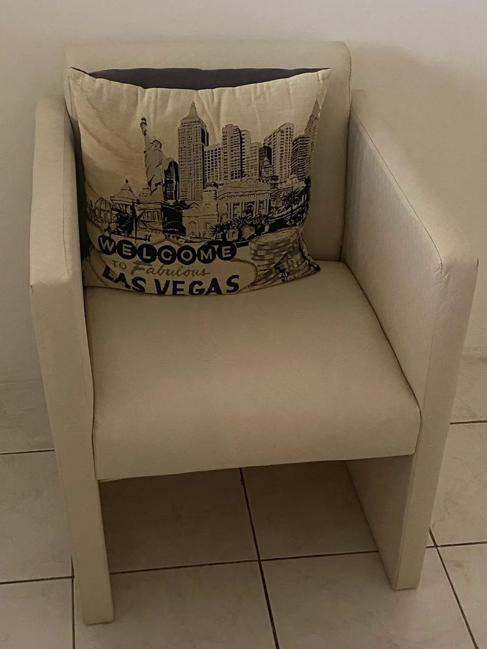 Poltrona branca bege clara 