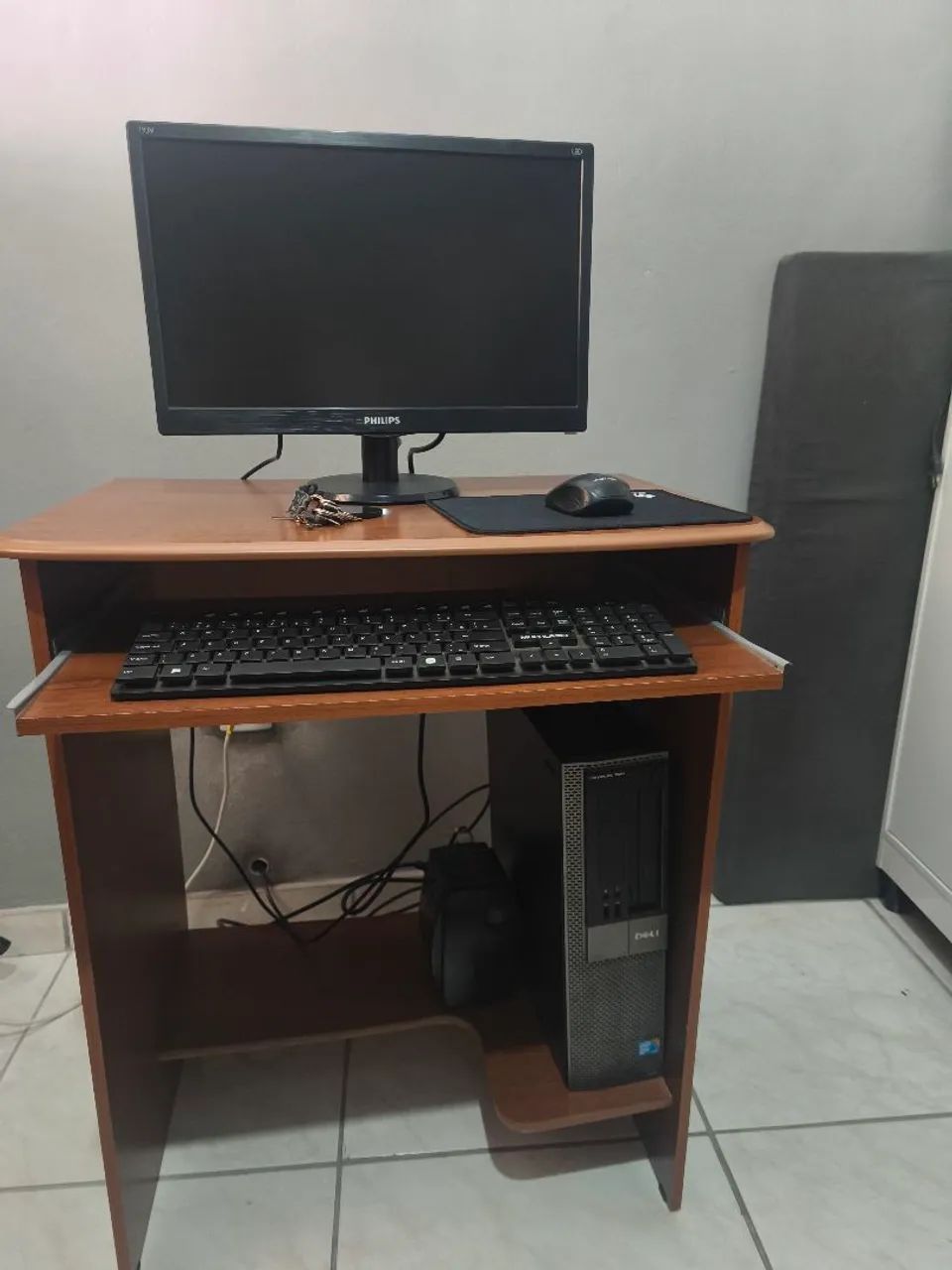 Computador e mesa de computador  - Foto 3