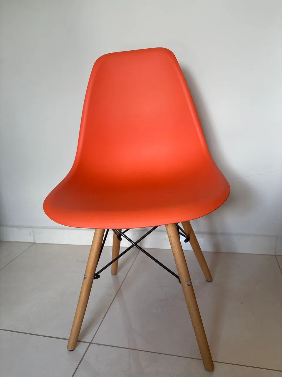 CADEIRA CHARLES EAMES EIFFEL LARANJA PÉS DE MADEIRA PALITO - EXCELENTE ESTADO