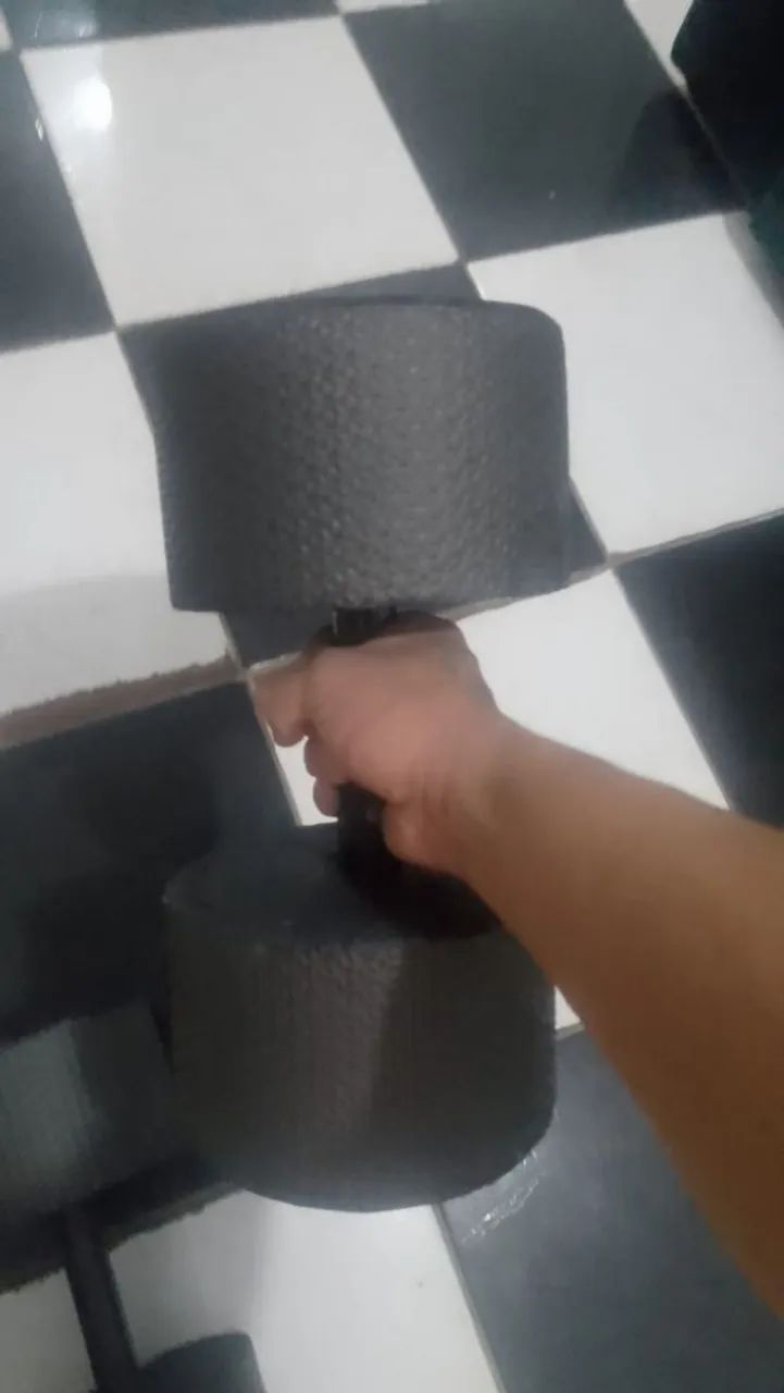 Dois halteres de 5kg  - Foto 5