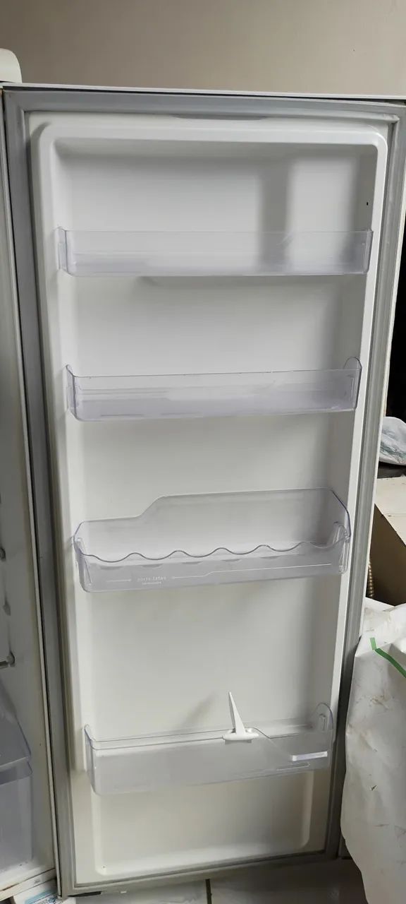 Uma geladeira Eletrolux  - Foto 2
