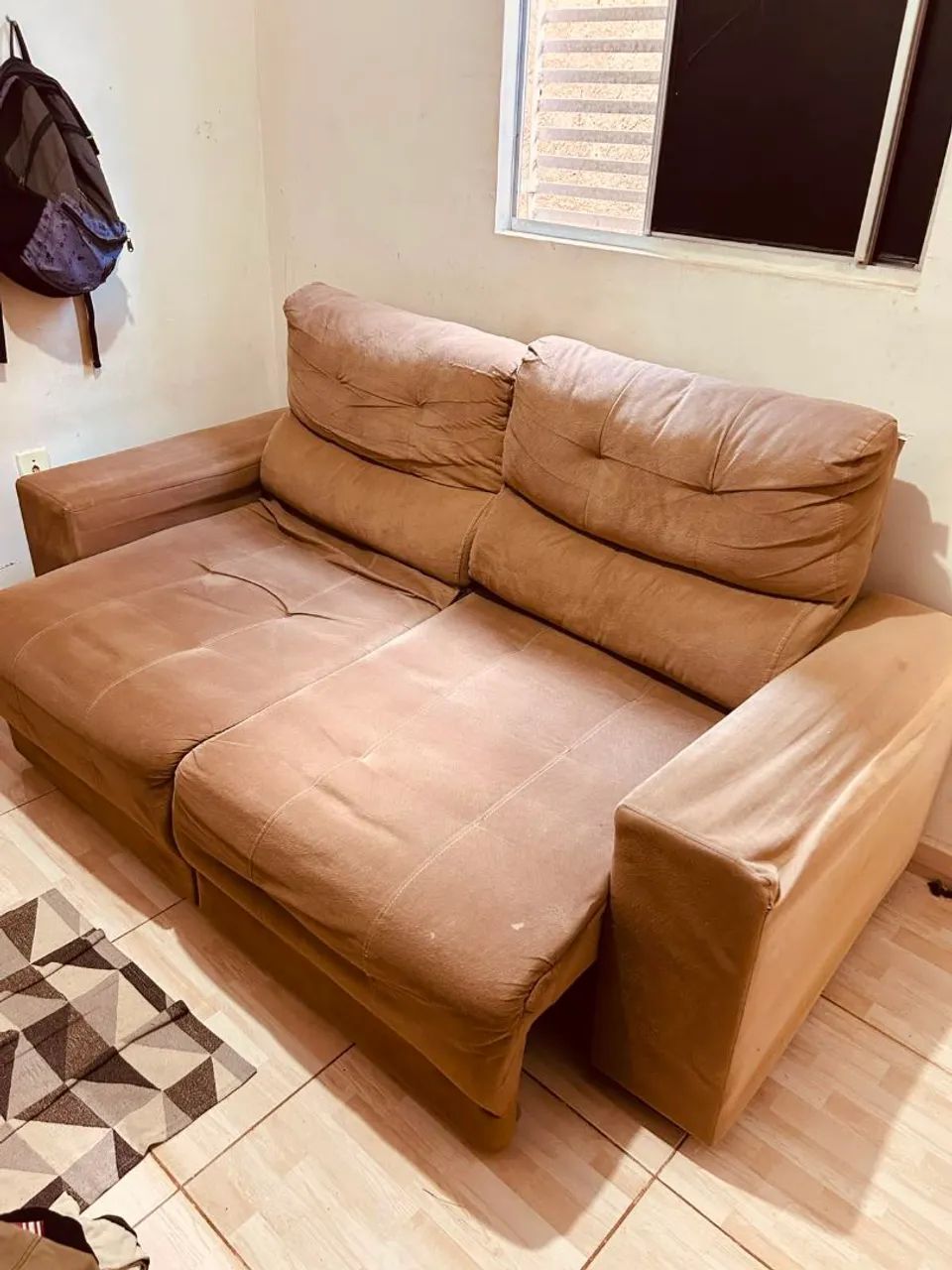 SOFÁ SUEDE RETRÁTIL (CAMA) COM ENCOSTO REGULÁVEL.