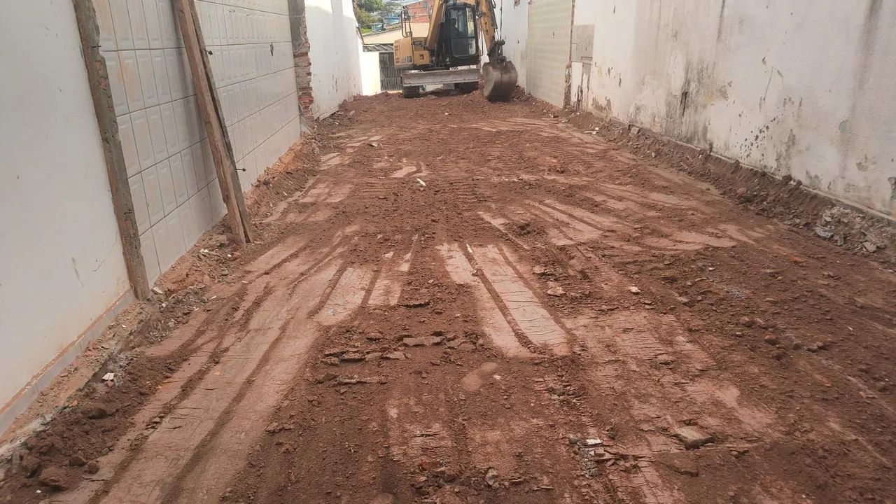 Demolição com máquinas pesadas 