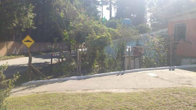 Terreno de esquina com casa de madeira - Foto 4