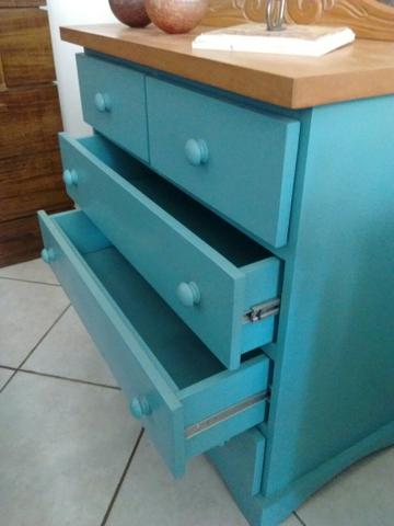 Comoda colorida para quarto infantil