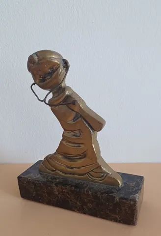 Antiga escultura em bronze - 17 cm - Foto 3