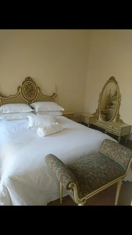 Jogo de QUARTO CAMA,PENTEADEIRA E ?.