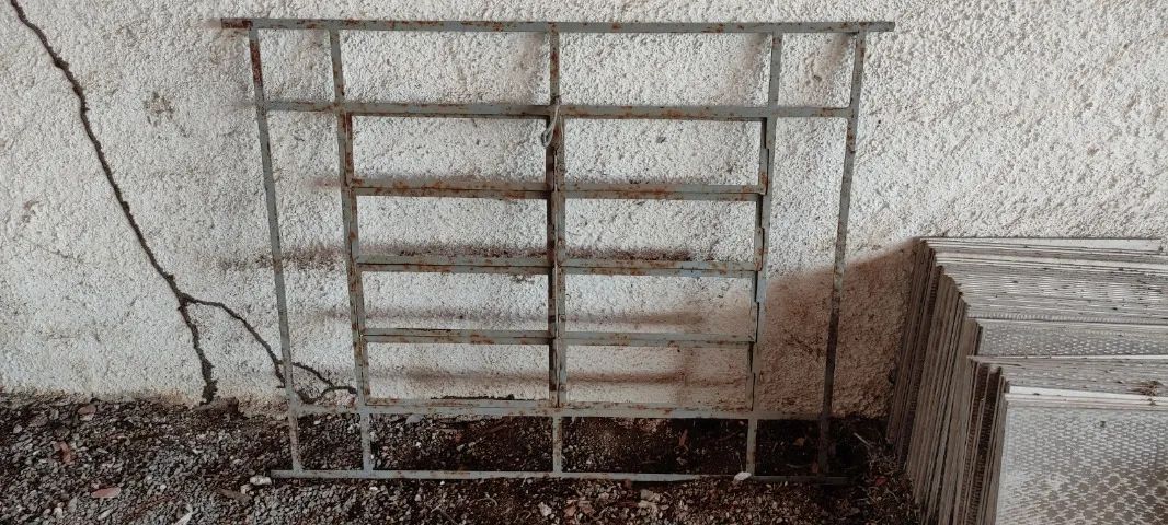 Vitro / Vitral de aço 1,20x1,02m sem uso , sem vidros - Foto 2