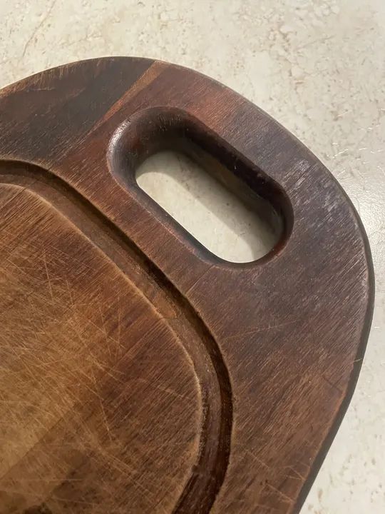 Tábua de madeira grande com pegador e molheira - Foto 5