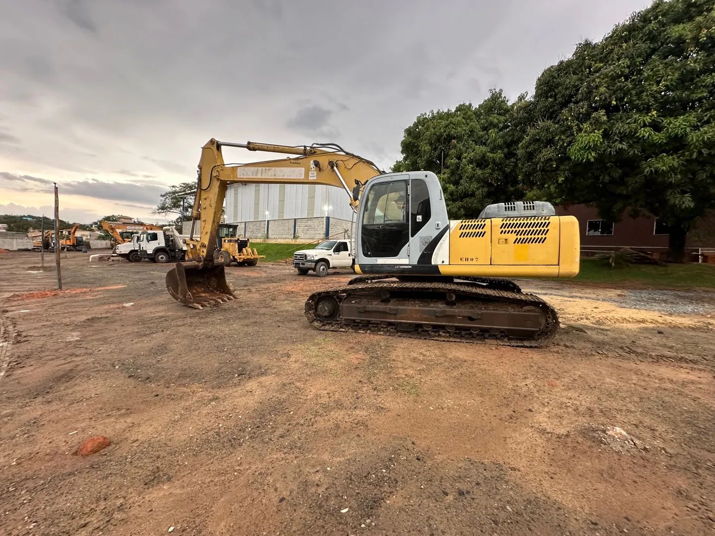 Escavadeira New Holland 215B 2010 - Foto 4