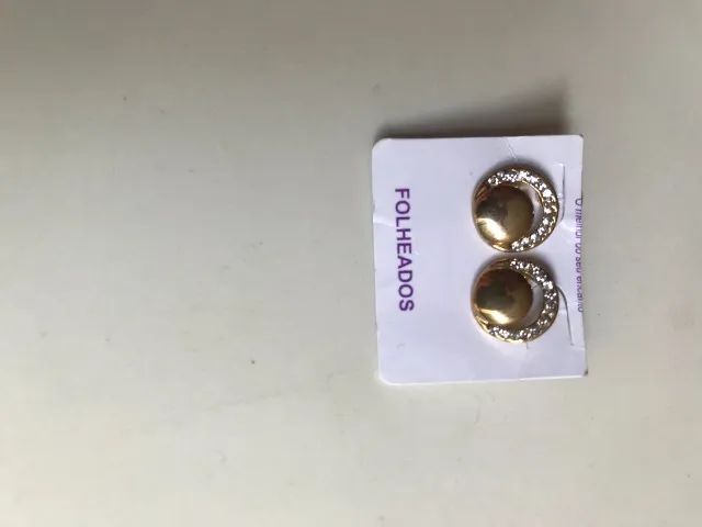 Brinco folheado ouro amarelo.