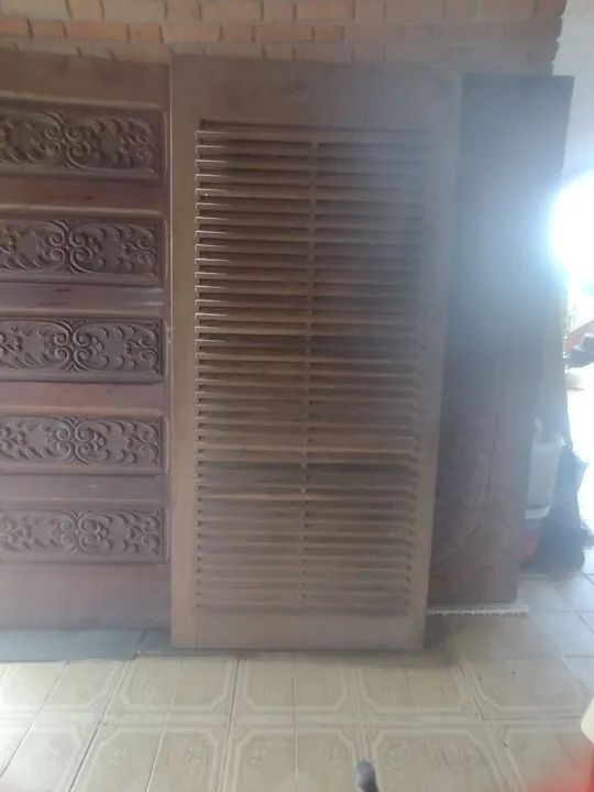 Porta de madeira estilo veneziana - Foto 2