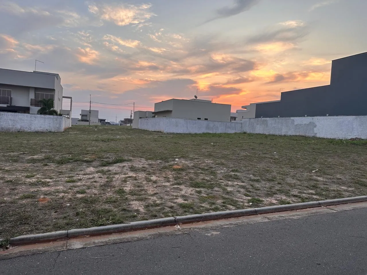 2 LOTES JUNTOS NO CONDOMÍNIO JARDINS SIENA - 754m²