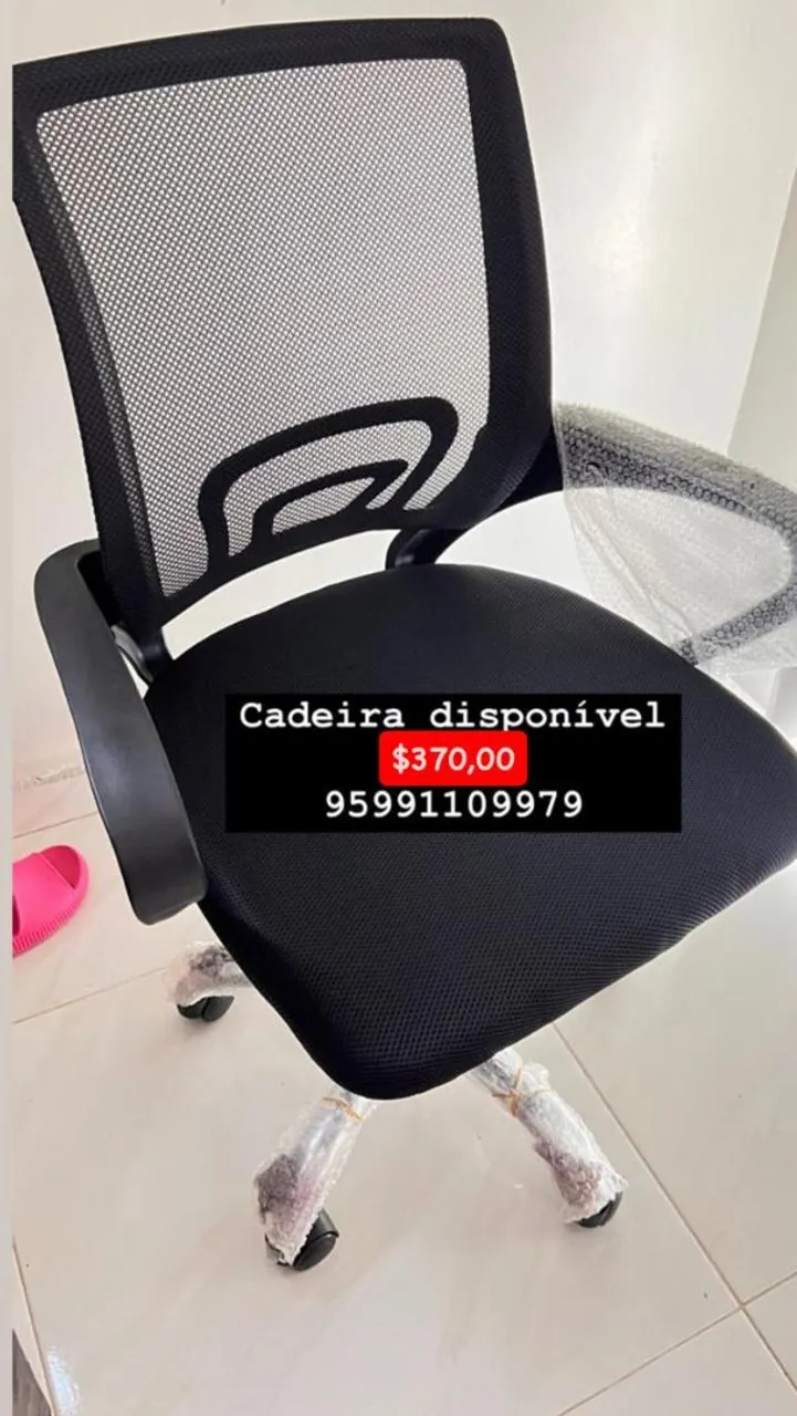Cadeira de escritório preta com tela mesh - Nova