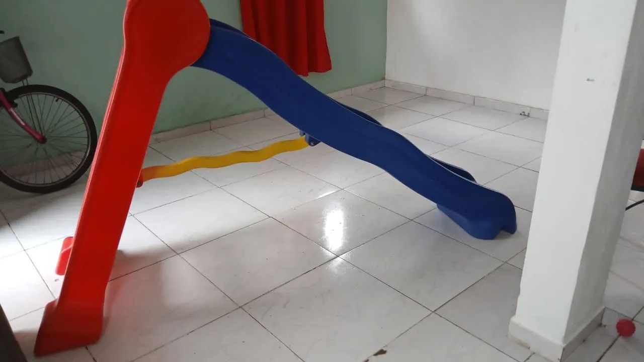 Escorrega infantil para diversão em casa