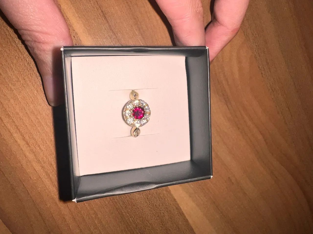 Anel com pedra rubi e detalhes em brilhantes
