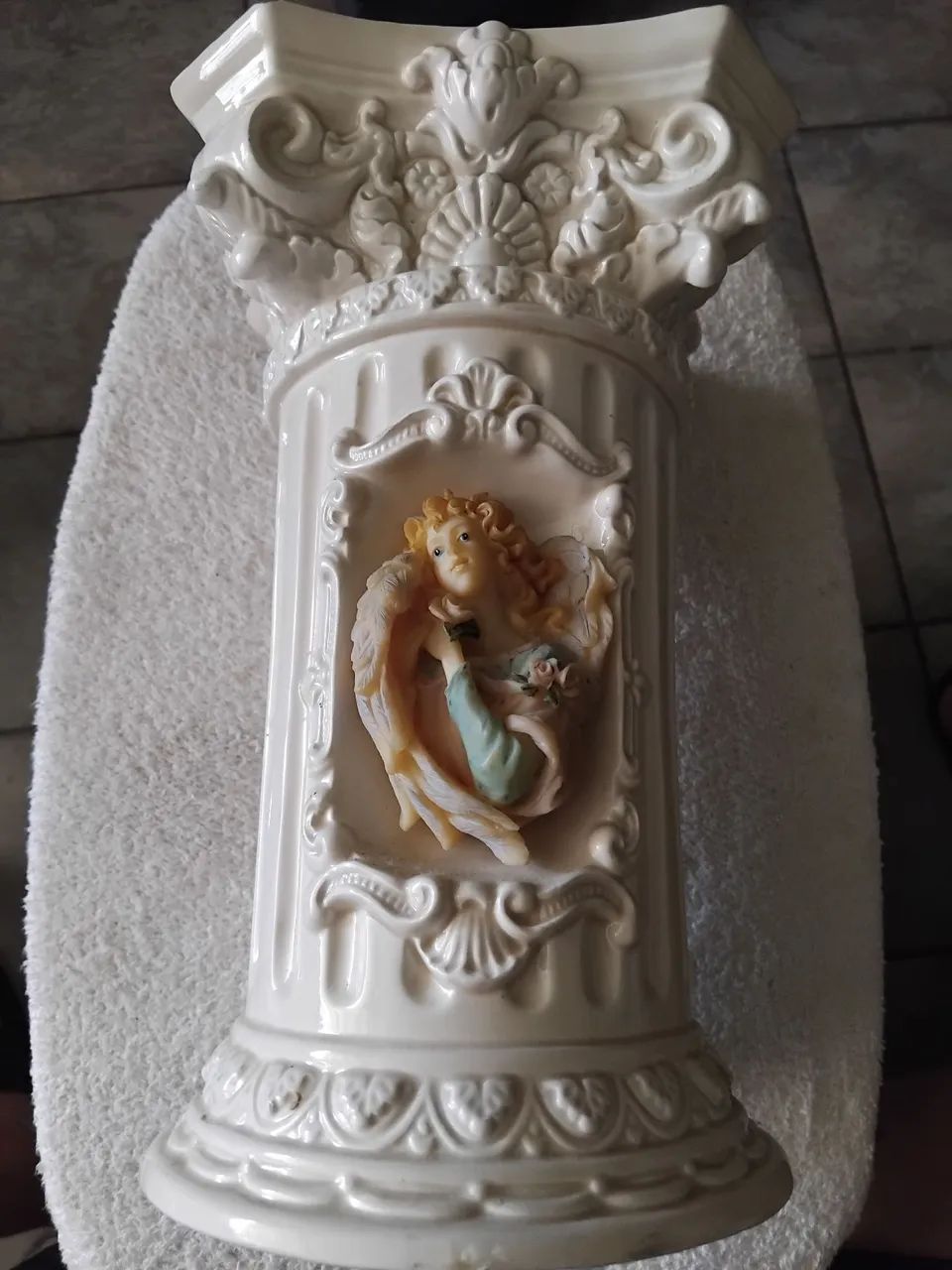 Vaso para flores em louça,  formato de coluna jônica, com anjinho