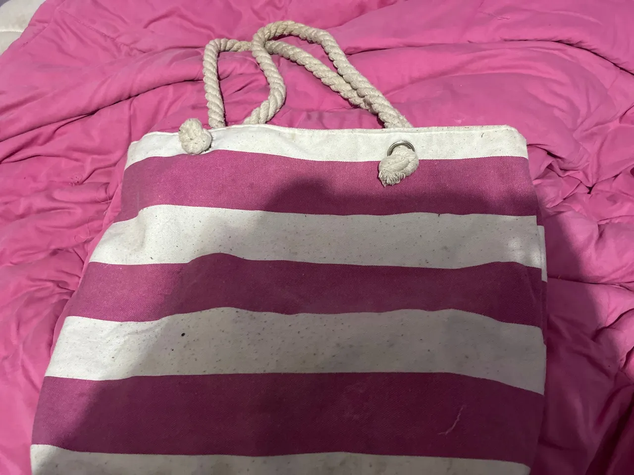 Bolsa de ombro listrada rosa e branca