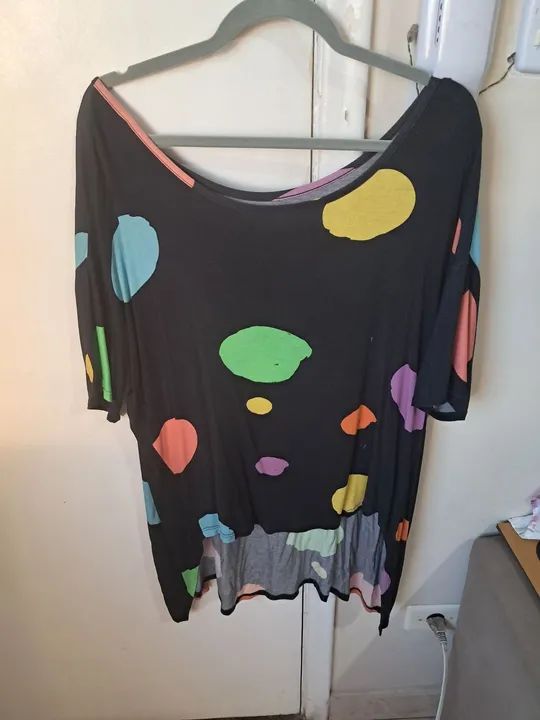 Blusa preta com detalhes coloridos - Foto 2