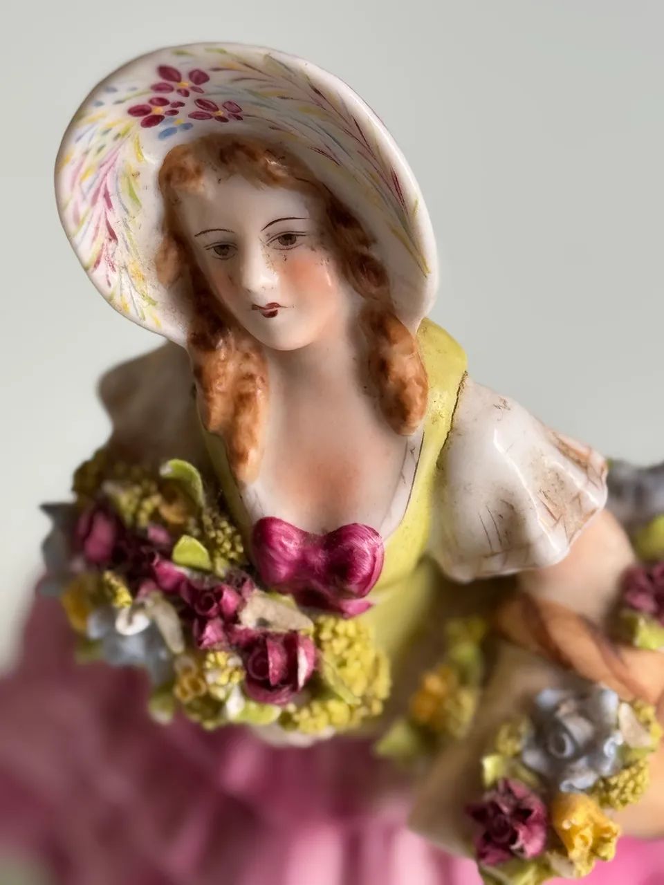 Figura em porcelana - Dama com chapéu e cesta de flores - Foto 3