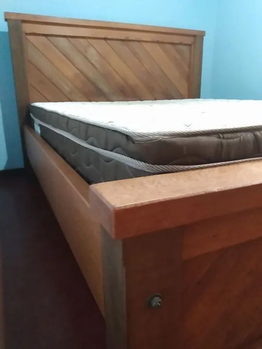 Queen-Size Bed467360556757831682