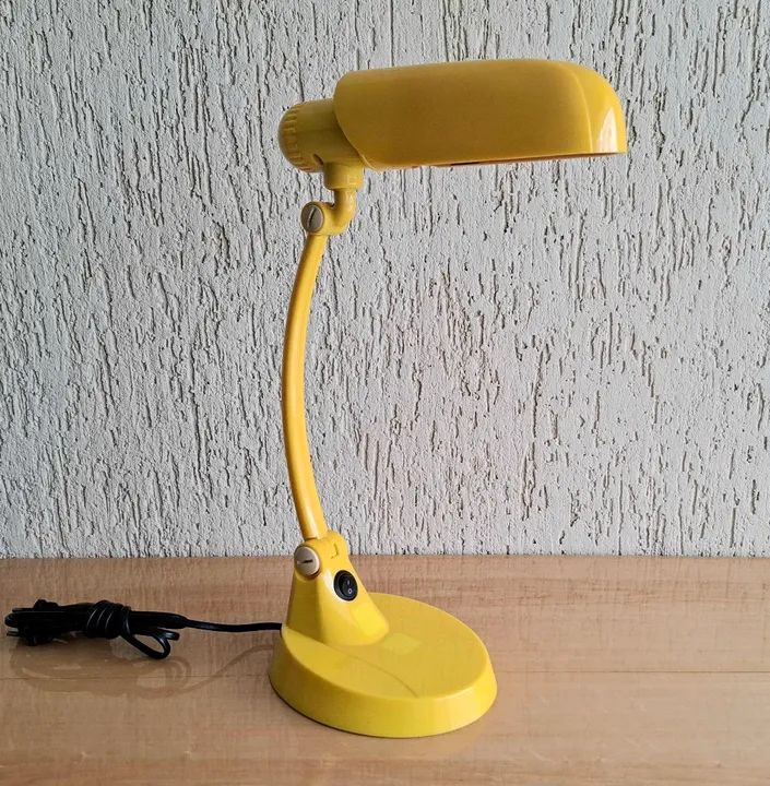 Luminária de Mesa articulada Tok Stok anos 80 funcionando.